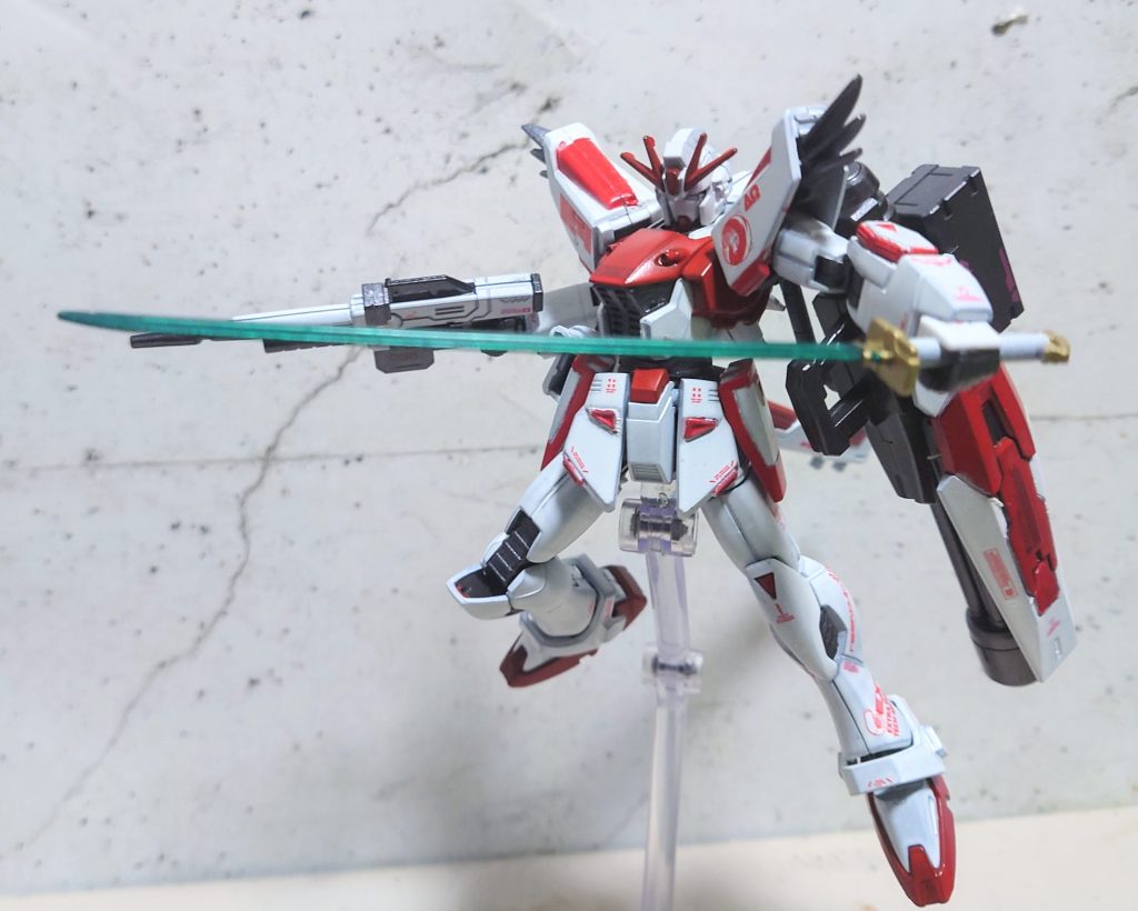 実体剣:“アマクニ”ジェネレーター直結の鞘によって充電される電気を帯びた実体剣。大量の電気を敵機内部に流しこみ、ジェネレーターをショートさせる事で戦闘不能にさせる。一度使えば長時間の充電を必要とするが、掠っただけでもその部位を機能不全にすることができる。刀本体は戦国アストレイの物を使用し、持ち手を3ミリ棒に変えました。鞘の方はフリーダムのバラエーナとジャンクパーツを組み合わせて作りました。やはり刀は納刀できてこそなので、鞘の方の製作は少し苦戦しましたねw