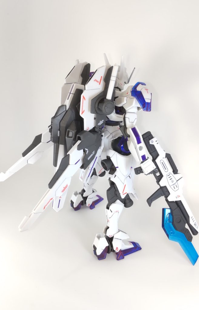 各所に30MSパーツのパープルのプラシールの使用しましたが、肝心のクリアパーツがピンク+ブルーでパープルになるかと想像していましたが偏光？っぽくなってしまいました…これは知らなかった💦