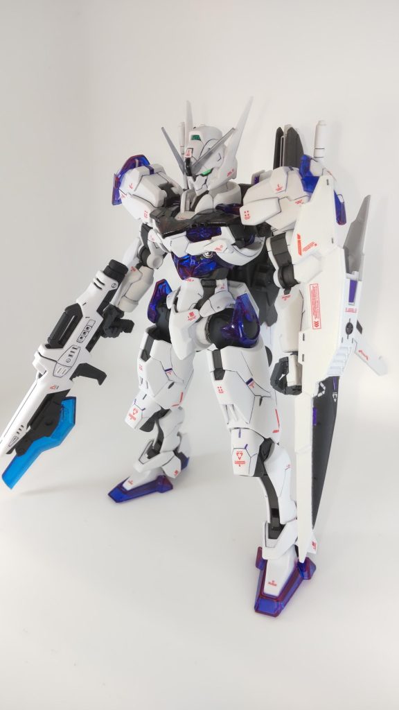 変更した部分は、キャリバーンの余ったアンテナ追加とバックパックの上段部分をひっくり返しただけです。ビットステイブは基本性能アップで常時装着の脳内設定なので、武装は別途に用意しました。