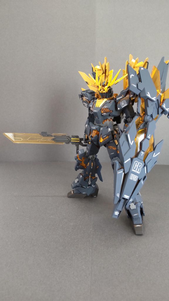 オラついた感じにしたかったので大型の近接武器を作りました。(店頭おまけのヒーローズウェポンセット使用)クリアイエローがバンシィにぴったりだったので、その中の剣と銃をミキシングしました。