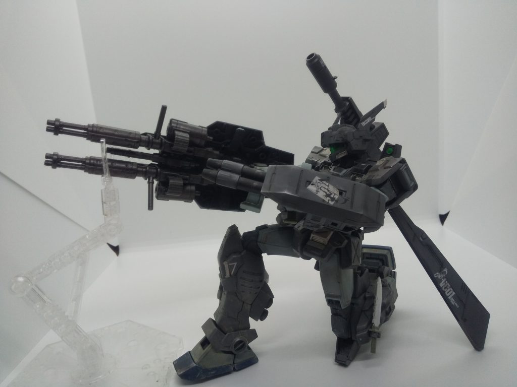 ツインガトリングシールドを構えたポーズ。