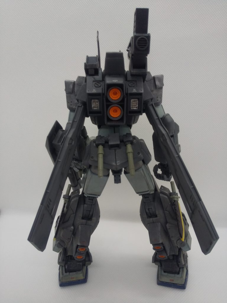 バックショット。ビームサーベルを腰にマウント出来るようにしてます。ふくらはぎにはデミトレーナーの武器セットからヒートナイフを装備。