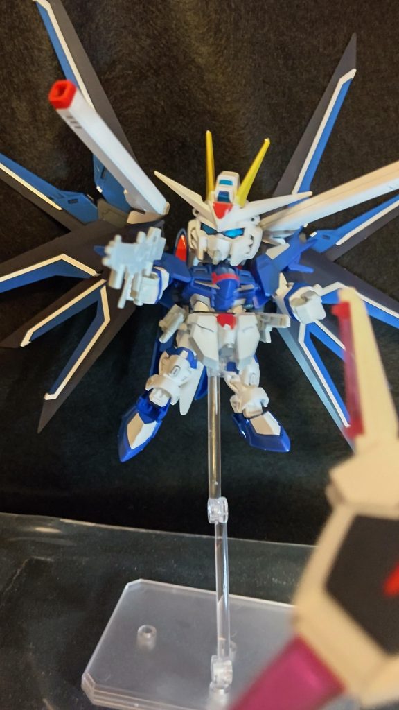 SDEXの方もカッコいいですよね。どっちも翼のシール多いのがネックですが。最近はHGのバックパックをSDに付けるのがマイブーム。