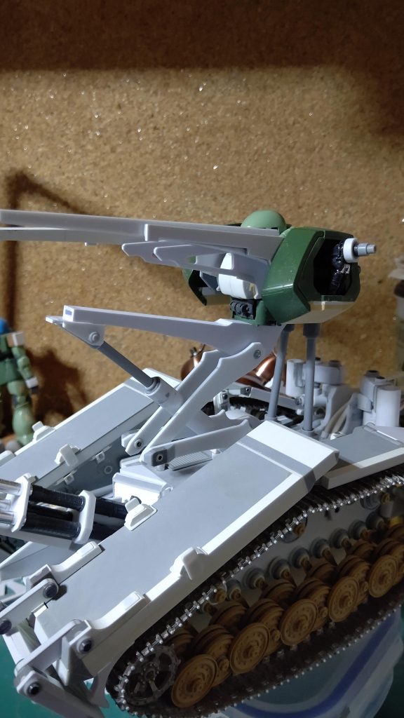 この頃は11月月末頃だったと思います。ザク本体をヒルドルブの如く、ぐっと立ち上がれるようにこんなギミック作ってました。塗装して出来た!と思ったらすぐに仙台に持っていったので、塗装後はこのギミック、動かしてないです。なんか壊れそうで動かすのが怖いです(゚Д゚;)。