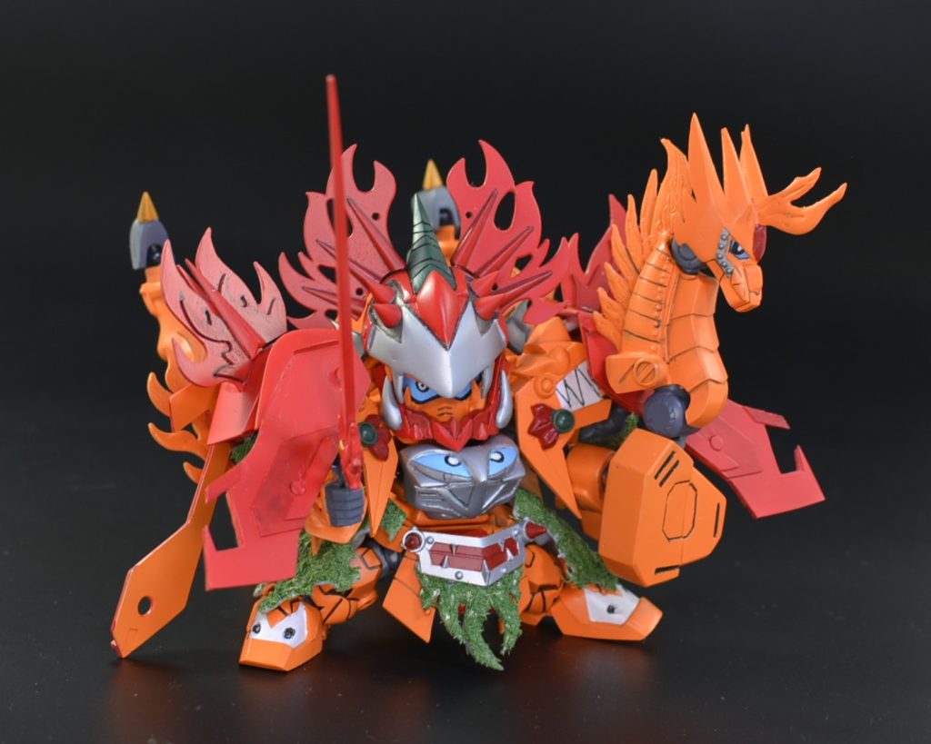 オリジナルのあご当てはないとスカスカで上の方がウルトラ怪獣に見えてしまったのでそれに寄せました。肩周りはウマの胴体を着せた関係でクロボンフルクロスに見えたのでそれに寄せました。なので、結構なところ、作りながら 「それっぽい」 って思ったことを順次形にしていった感じです。