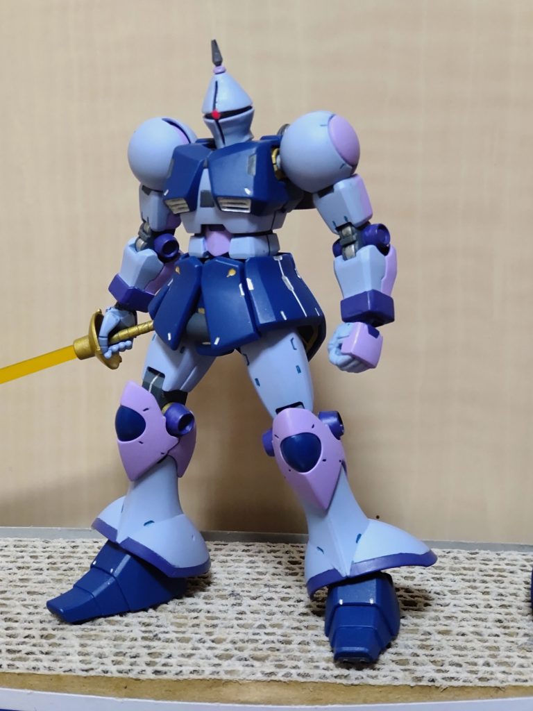 本来コクピットハッチの色は薄い水色なのですが、手持ちに良い色がなかったのでパープルを使ってみたところ、「悪くない」と思ってパーツ毎にパープルを塗って組んでみたら「???」、写真のように「これはマ・クベのギャンじゃない」ってなりました。どうしたもんかと思って色々ネットで見てるとノイジー・フェアリー隊の機体ならいけそう、丁度デカールもあるしキリー・ギャレット少佐専用機にしてしまおうと思いそのまま進める事としました。追加装備も作成中ですが本体が先に出来たので先に投稿させて頂きました。ステイメンと平行作業してました。最期まで見て頂きありがとうございました。