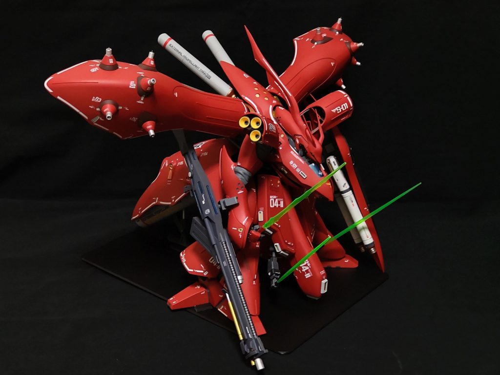 部分塗装の簡単フィニッシュです。大型ビームライフルは、腕部に取り付け。