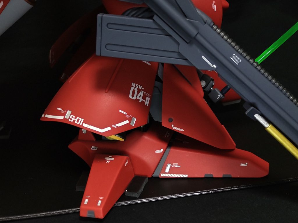 脚部装甲をスライドできるようにしてます。これで腰を落とした姿勢がとれます。REは、腰を落とした姿勢にしないと少しモッサイ感じになります😅。