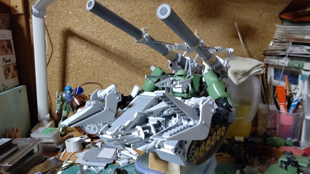 これは今年の正月くらいです。腕で何かしらインパクトが欲しくて、作業車感を出すためにショベル兼マニピュレーターの腕先を作ったものの、やはりというか、重くなりすぎてPGザクの肩関節だけでは耐えられなくなり、泣く泣く諦めて、普通のPGザク手に戻しました。このショベル、何かに使えないかと保管してます。この後は、でかくシールドを腕にてんこ盛りさせて完成させました。…いや、本当は駐鋤も作る気でいたので、90%の完成率です。二転三転して、一歩進んで二歩下がるような製作でした。工作は、奇抜な作り方ができないので、基本工作の積み重ねです。雑誌に出てくるような、驚くような超絶工作をしているわけでもないです。そういういい工作が出きるようになりたいです。大雑把ですが、こんな感じで完成に至りました(`・ω・´)ゞ。