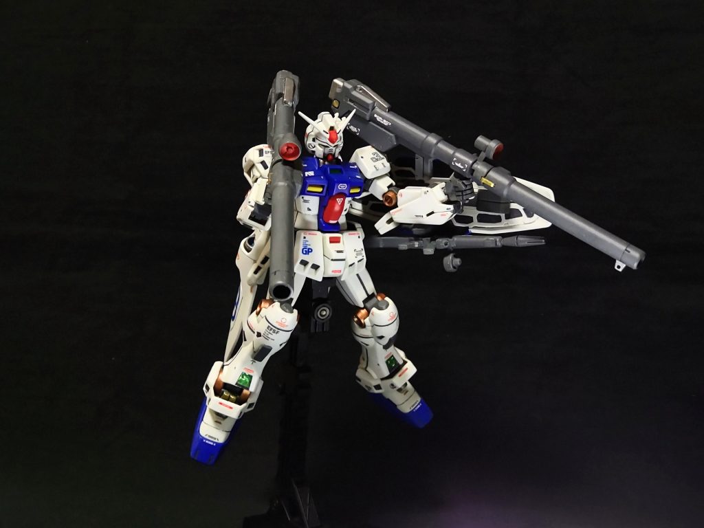 丁度、家に2丁あったのでリビルドして持たせてみました。グリップの形状は、変えてます。ビームライフルは、シールドに取り付けできるようにしてます。