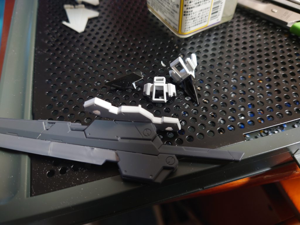 肩部パーツの増設とサムライブレードの装着加工処理