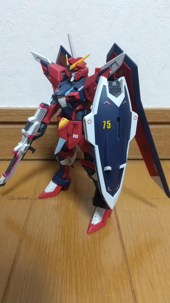 素立ち全体図。型式番号がSTTS-808らしいので、808のデカールを貼っています。左肩にコンパスのエンブレムが入っているのですが、そんなデカールはないのでそれっぽいのを貼っています。製作中にブレードアンテナがポロリして紛失したため、部品注文する羽目になりました。そのためアンテナは瞬間接着剤で接着しています。