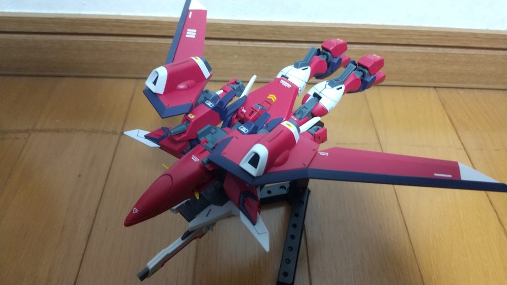 MA形態。いわゆる寝そべり変形なので、複雑な可変機構はなく、機首部分以外は完全変形です。