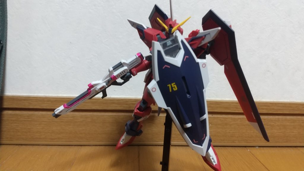 なんとなくSeedっぽいポーズをとらせてみました。ビームライフルも合わせ目消ししています。ピンクのライン部分はシールではなくメタリックピンクで塗装していますが、本体の色と違い過ぎてちょっと違和感ありますね…