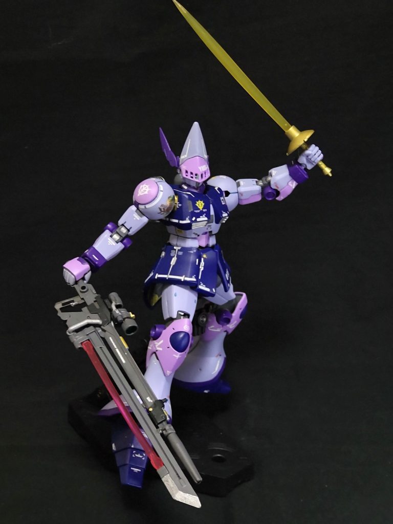 白兵戦になると右肩のシールドはパージ、「キラーハーピー」の異名のとおり、二刀流で美しく舞います。