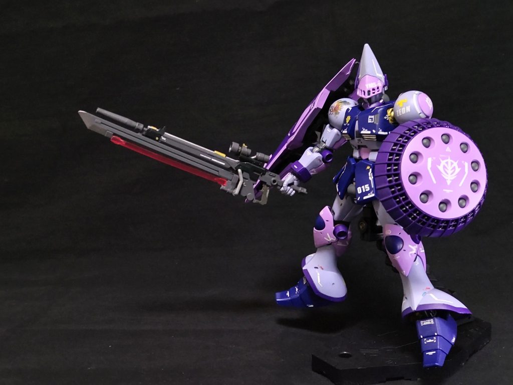 ビームライフルは、銃剣です。刃があるとライフルが構えられないので剣先は、ヒートサーベル、刀身はビームサーベルというハイブリッド。シナンジュのライフルにシグー・ディープアームズ?のサーベルを付けてます。追加装備は、ランス(槍)意外のモノにしたかったのでネットで色々画像を見ていると銃剣を装備したカッコ良いイラストがあったので参考にして銃剣にすることにしました。