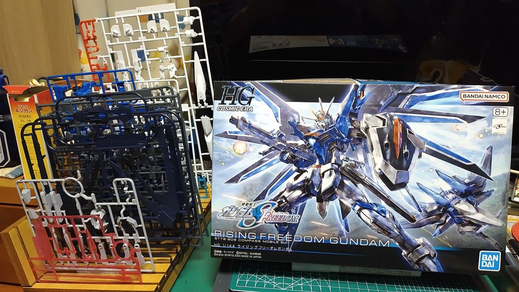 ボックスとランナー。このサイズのボックスのHGとしては、パーツがかなり多いです。···鉄血系が少し懐かしくなったカモ。