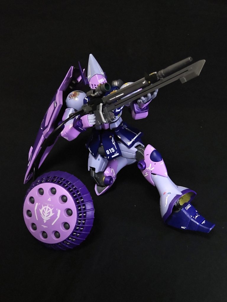 片膝打ち。ギャンリバイブ版の可動は、凄いですね😃。