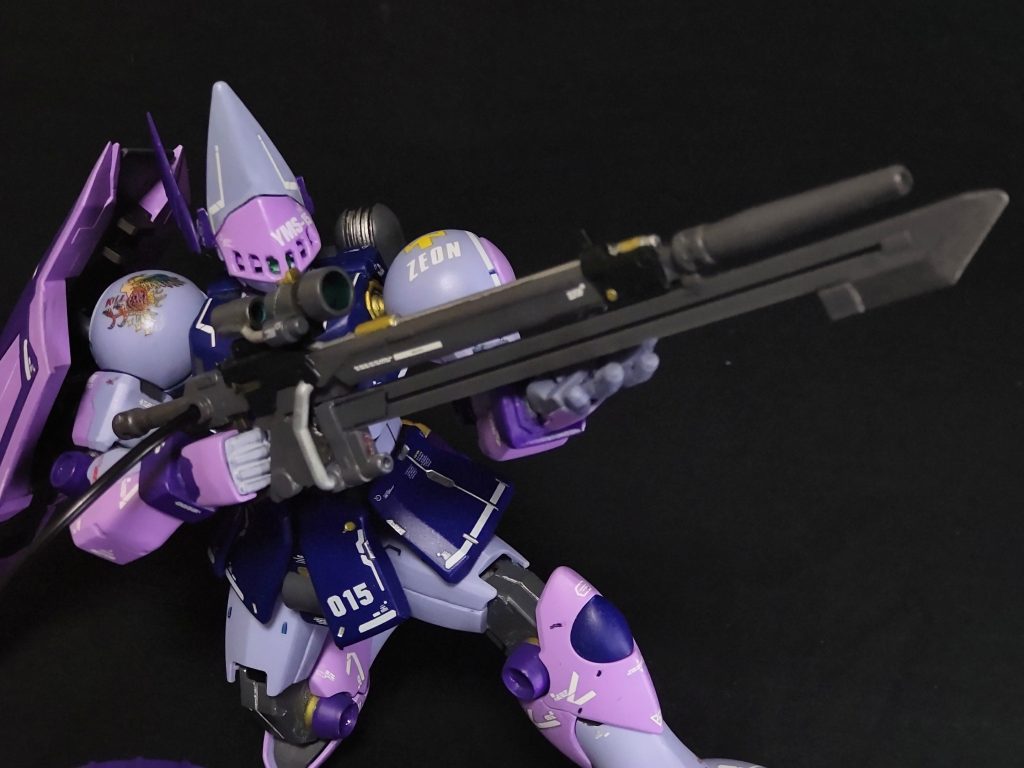 アップで、兜のスリットは開口してます。モノアイがチラッと見えます。処理は少し雑ですが、壊しそうなのでここで諦めました。