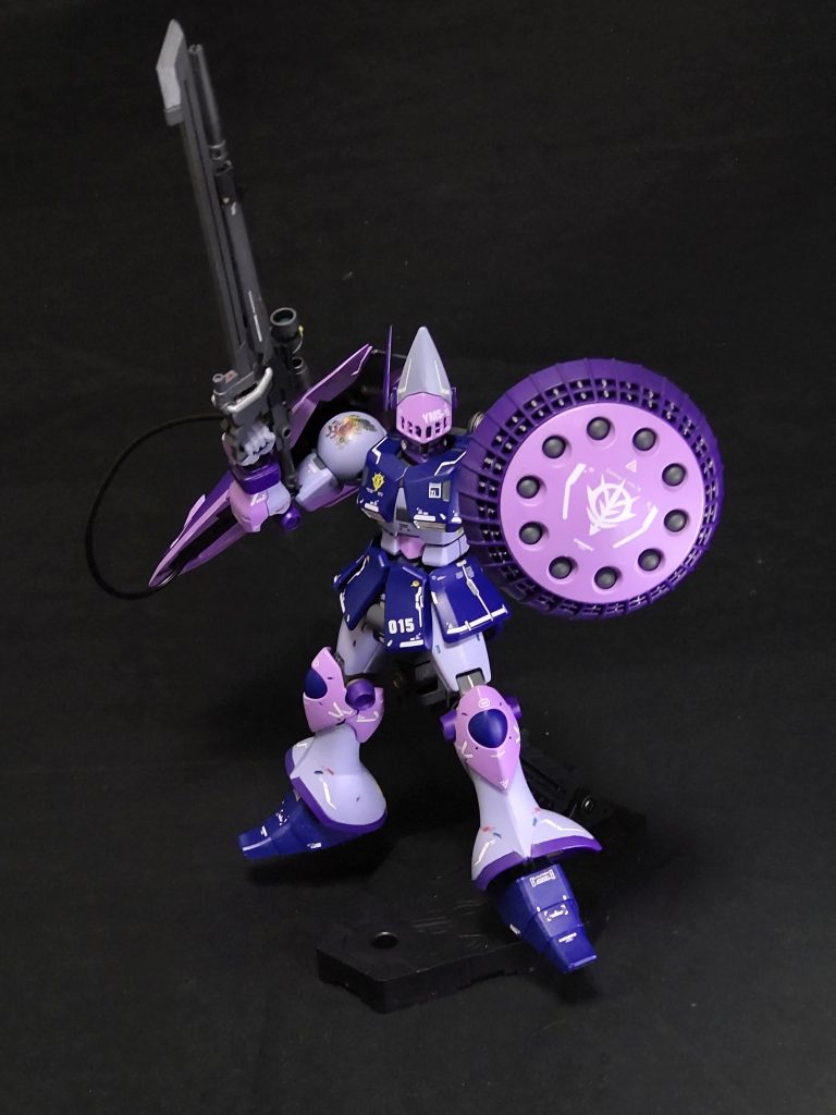 ギャンといえばやっぱりこのシールド。最初、シールドを騎士風のモノに替えようと思ってウイングガンダムのシールドを手に入れましたがギャンにはやっぱりこのシールドということでウイングガンダムのシールドは、右肩に装備させることにしました。設定は後付け。