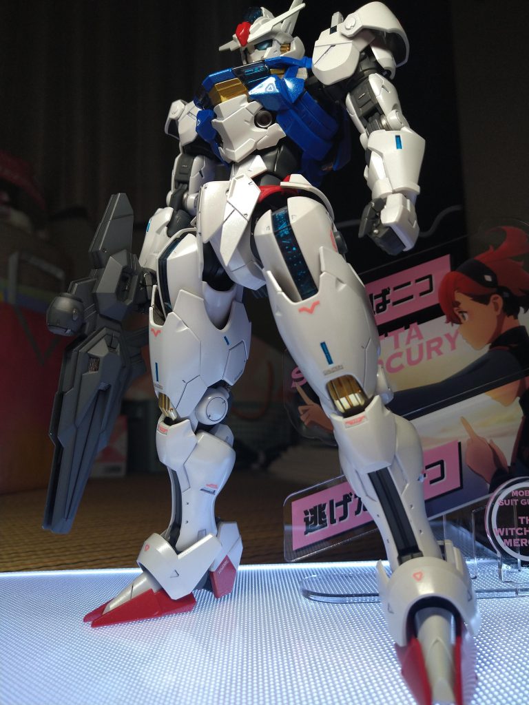 メッキのクリアレッドを落としてガンダムマーカーのコスモメタブルーで塗装。綺麗にメッキブルーに。