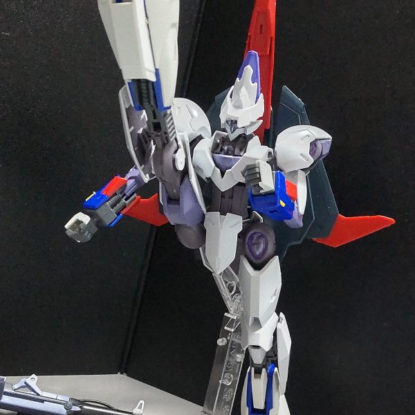 ミカエリスとZガンダムとのミキシングを制作中です。※因みにミカエリス作品は6体目です。今回の作品のイメージはエルガイムmk2です。その為、可変出来るようにしてみようという感じで試しに作ってみました。武装もヘビーメタルの物を装備させてます。後は変形する事で、プローラー形態にさせるように出来ます。脚部の圧倒的可動範囲の広さがあるからこそ出来るものになってます。※正座もできるぞ！あとはカラーリングをどうしようかな。エルガイムmk2みたいにグレー寄りにしようかな。（7枚目）