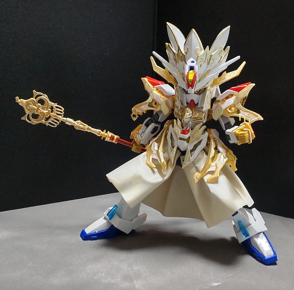 通常のSDガンプラより可動域が大きくなってます。それに合わせて武器の星王の錫杖も大きくしました。※悟空の如意棒との合成品です。
