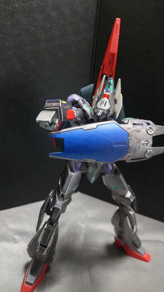 Zガンダムの腕を移植しているので、腕部からグレネードランチャーが発射できます。