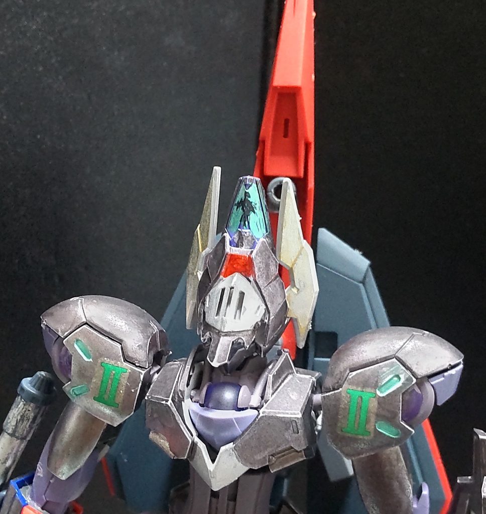 頭部にはファティマ・クリスタルがあり、パイロットの感情によって発現するとの事。※発現中はファティマによる高速演算処理で命中・回避補正やジャミング妨害等の補助効果が得られます。この部分は人型を書こうとしたのですが、腕が震えて少しずつ絵がぶれたりしましたが、遠くから見ればファティマ発現中のような揺らぎにも見えなくはないので、そのまま行きました。