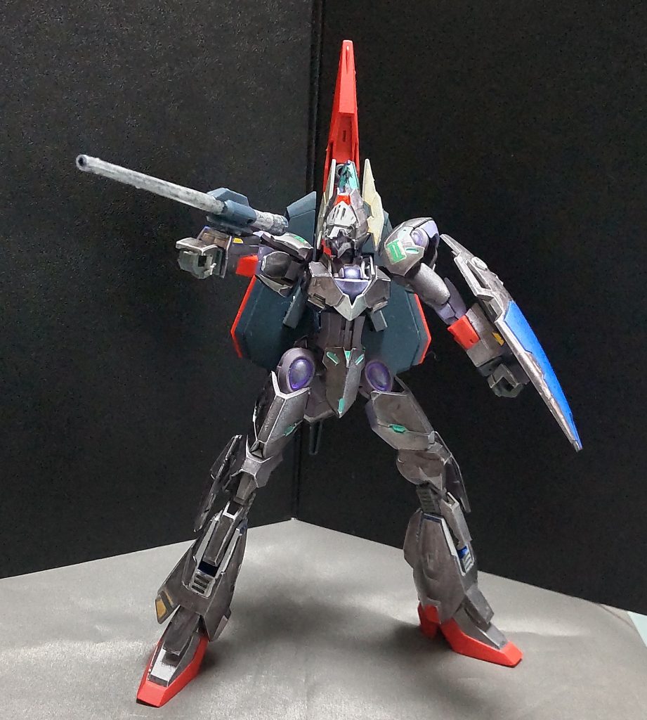 ビームライフル等は持たずにパワーランチャーを標準装備にしています。