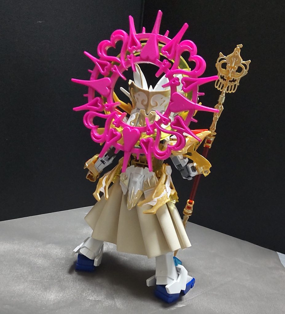 本来はこういう色でしたが、正面から見る分だけ見栄えを良くする為に、ホワイトゴールドで塗装しています。