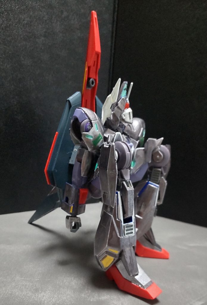 1.脚を胸の高さまで上げて、画像のように折り曲げます。2.肩アーマーを上に傾けます。腕は真っ直ぐにしておきます。