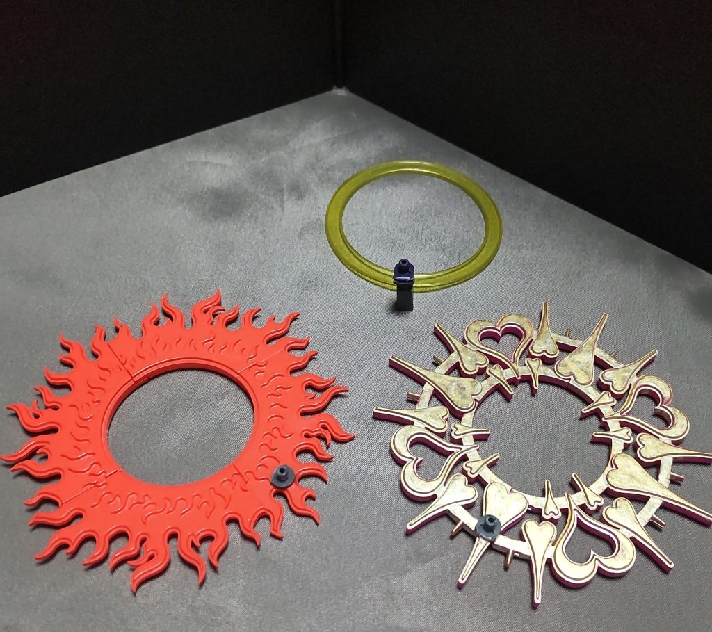 この後光パーツはガチャガチャコーナーにあった「推し後光」というシリーズの景品です。(全5種)本当はシンプルな後光パーツが欲しかったのですが、当たらなかったのでハート後光(右)を代わりに使用しています。