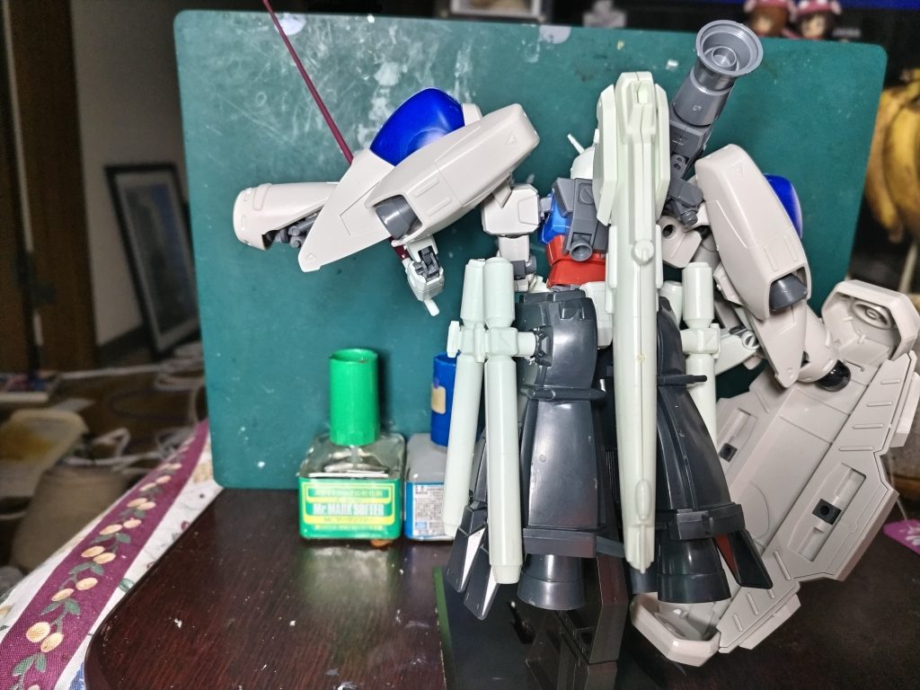 背面には、Sガンダムのバックパックを流用しようと思っていたが、鑑賞するので、テイルフィンのみ移植。