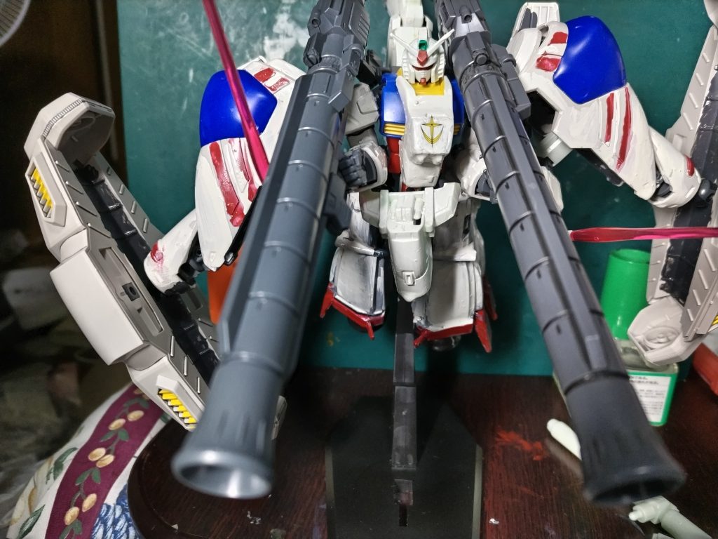 コクピット基部に乗員保護用の増加装甲、主兵装を反応弾頭バズーカ二門、両足の代わりに大型ブースターを装備。