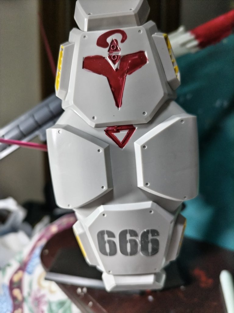 冷却機能を持つ耐熱シールドには「死を運ぶ天使」のマーキングとUNIT666のコードレター