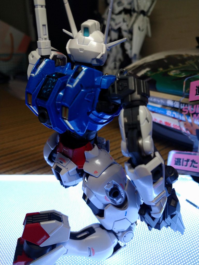 ツインアイはホロブルー。見据える先にはユニコーンさん。