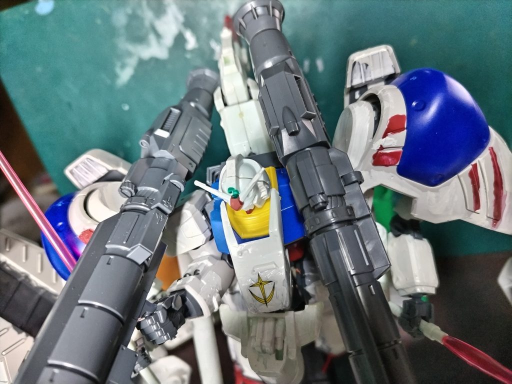 両肩に大型バインダーを装備し、近接防御用の腕にビームサーベルを装備