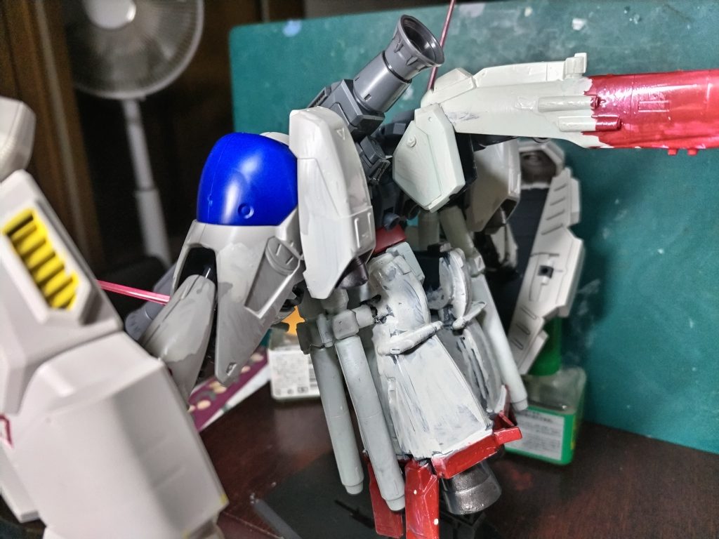 背面にも姿勢制御用の大型テイルフィンを装備