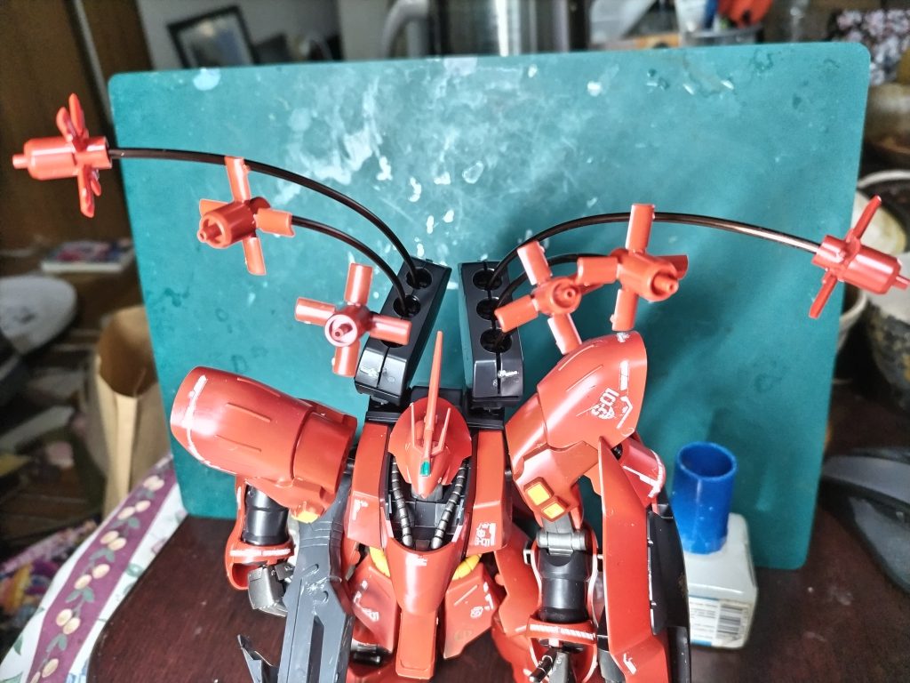 「ファンネル！」ファンネルは2mmのクラフトワイヤーで接続しました。