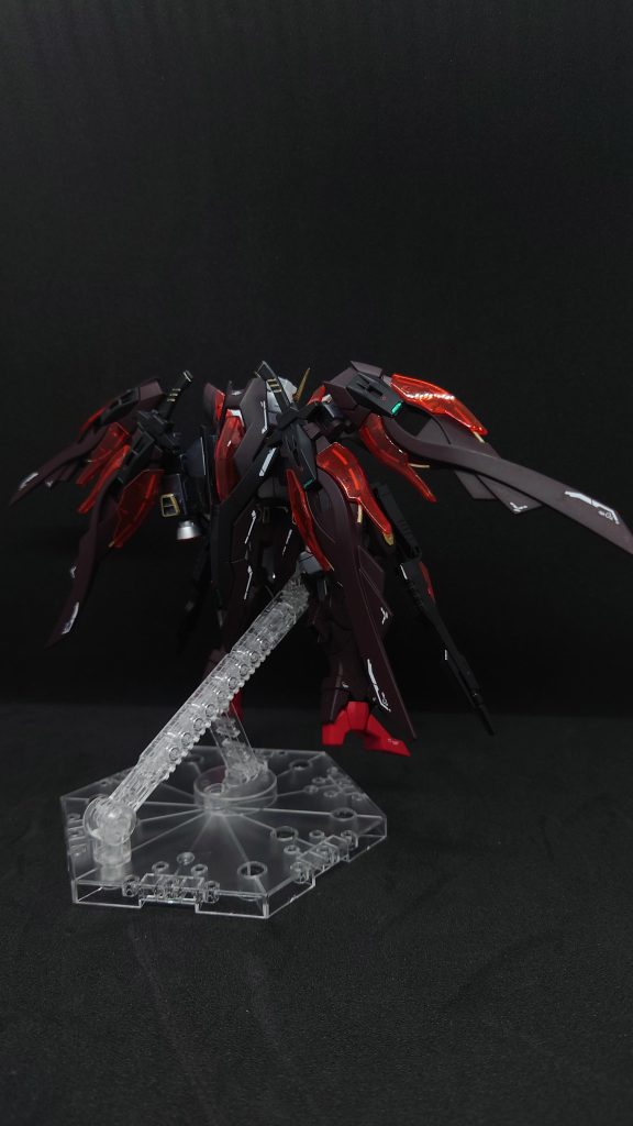 武装も色々考えたのですが羽の存在感を際立たせるためにバスターライフルのみにしています。