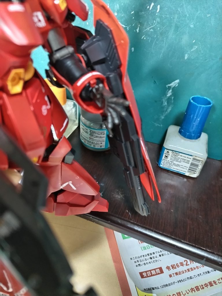 シールドの裏には付属のビームガン