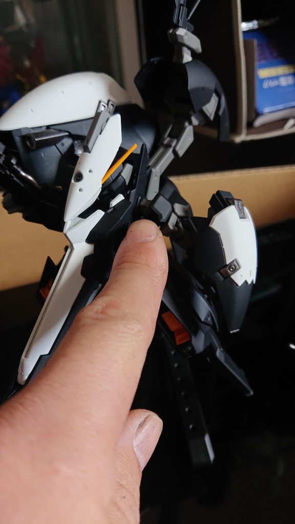 ジェットエンジンは肩のパーツと繋がっていたので切り離して、肩回りの稼働を確保