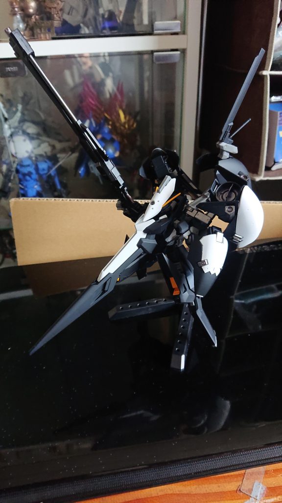 腕を稼働する際に邪魔にならない様に前後に回したり、スイングできるようになった