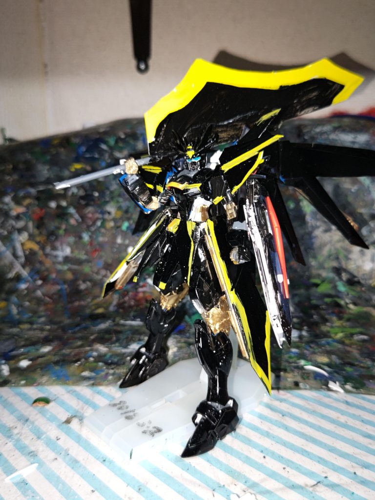 ブラックナイトライジングフリーダムの武器は、　　メギンギョルズは戦艦すら貫く最強武器です。