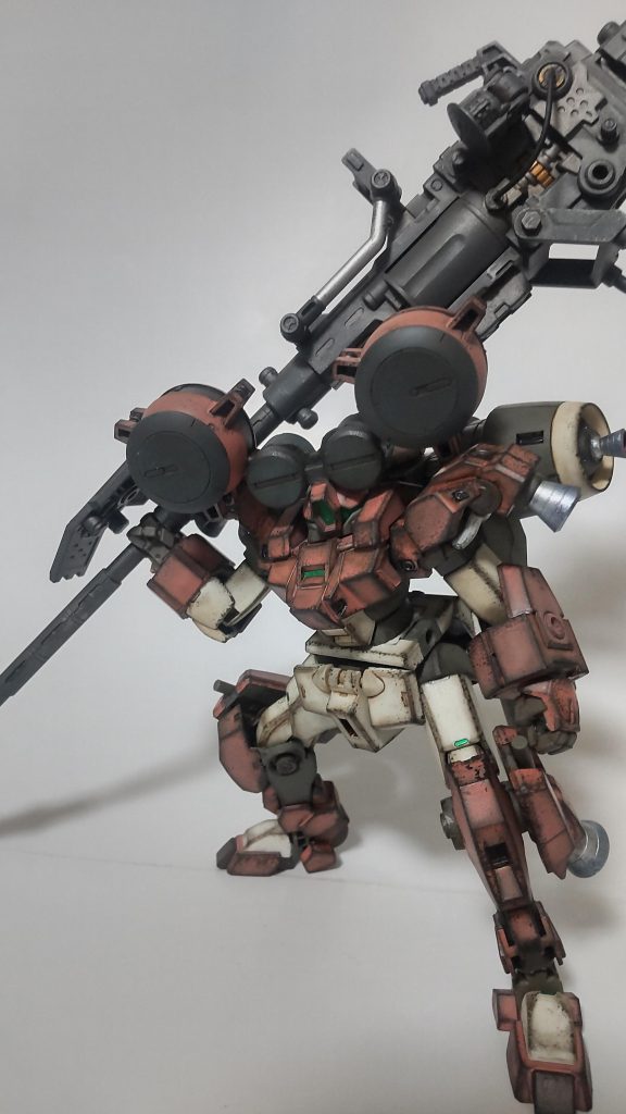 巨大なツインレドームを装着しつつ、ボディーカラーをピンクに。黒サフ吹いてからのシャアピンクです。ついでにゴリゴリにウェザリングをキメてチュチュっぽさを出してみやした。