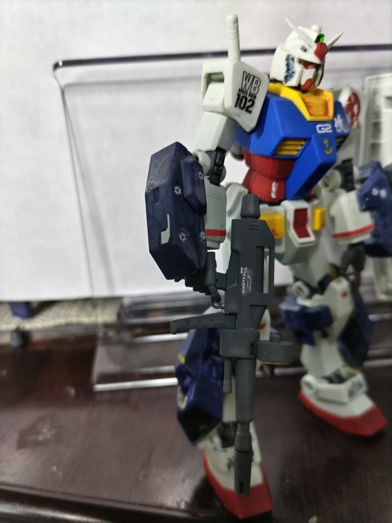 90mバルカンは、左腕はパワードジムカーディガンより。右腕は、パワードアームズパワーダーより。使用時は、蓋を開いて射撃体勢なんてまどろっこしいことはせず、爆発ボルトで蓋を吹き飛ばして、使用します。不要になった場合も、爆発ボルトで機体から分離します。白丸が爆発ボルトの位置(のつもり)