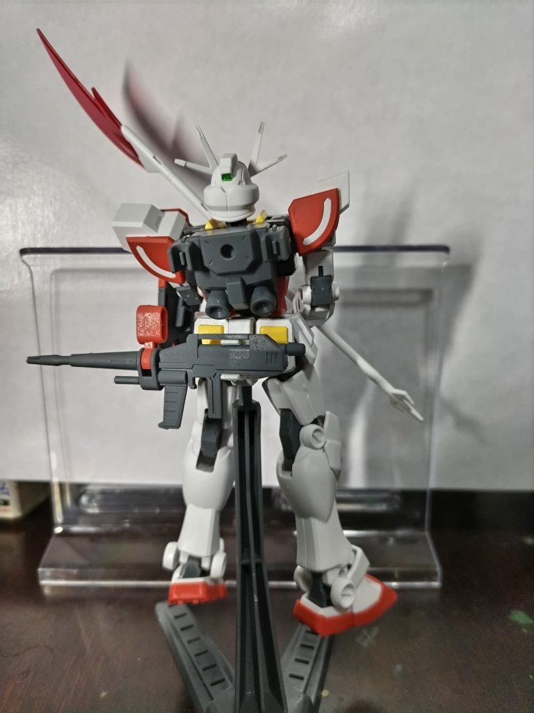 ラーガンダムには、やはりメインウエポンとしては長刀だろうな。（ライフルも携帯しています）