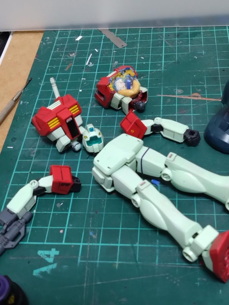 過去作品のEGガンダム改ジムのボディをダメージ加工したボディと交換できます。ダメージ加工したボディの真ん中にランナー軸を固定して爪を外したズゴックの腕が繋がる様にしてます。ダメージボディの裏側のズゴックの爪はプラ板で製作してます。ズゴック腕の接続部の隙間にパテを盛って隙間が出来ない様にしました。