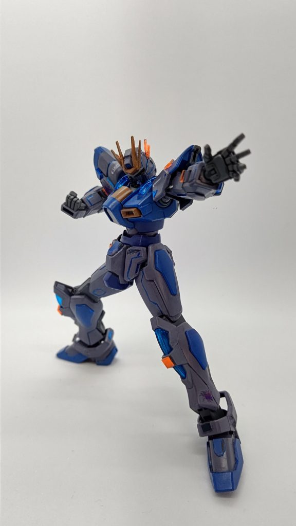 ビルドバーニングガンダムの可動域は文句無しなので、アンテナの位置変えやスジ彫りなどを加えました。